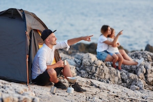 Eine Strandmuschel bewährt sich auch am Steinstrand