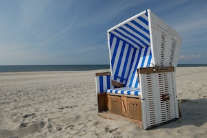 Ein gemütlicher Strandkorb am Strand