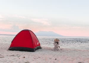 Eine Strandmuschel ist ein günstiger Schutz vor Sonne und Wind am Strand