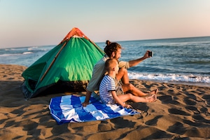 Vater und Sohn geniessen den Strand